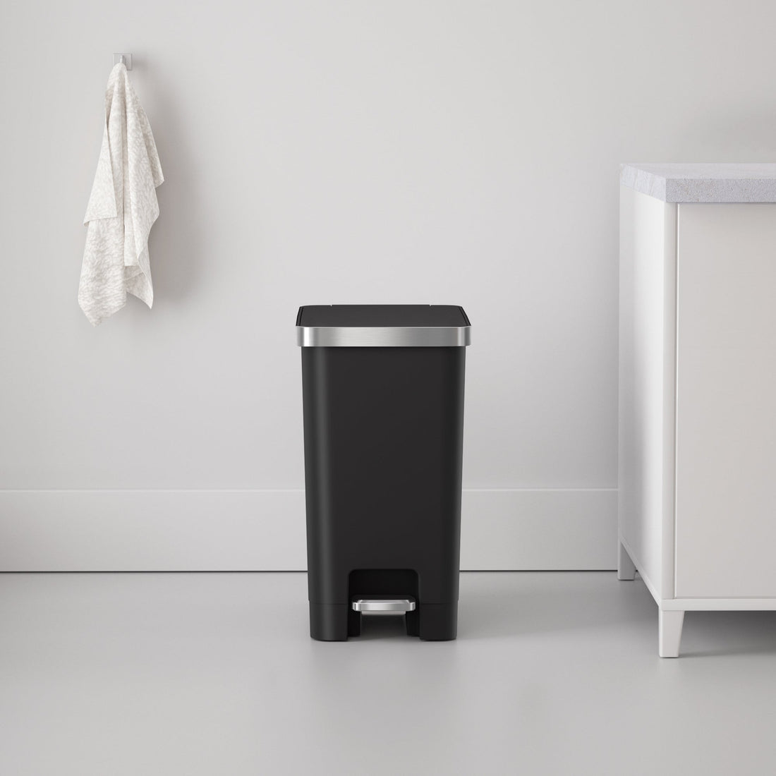Tacho de Basura Pedal Hana Slim 15L Plástico Negro – Cierre Suave y Diseño Compacto