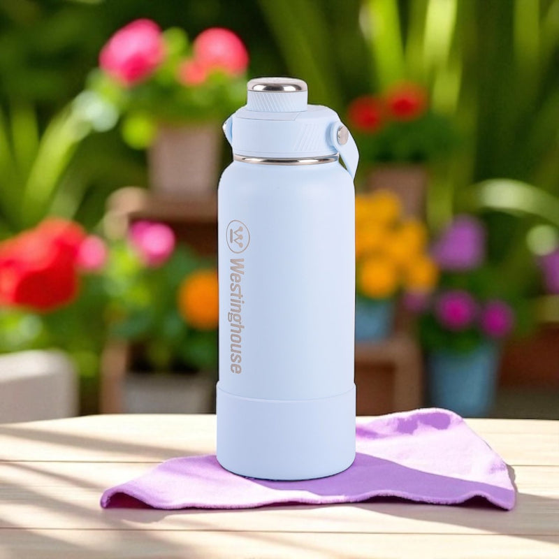 Botella térmica doble pared acero inoxidable 946 ml con boquilla y funda silicona celeste · Mantiene bebidas frías y calientes