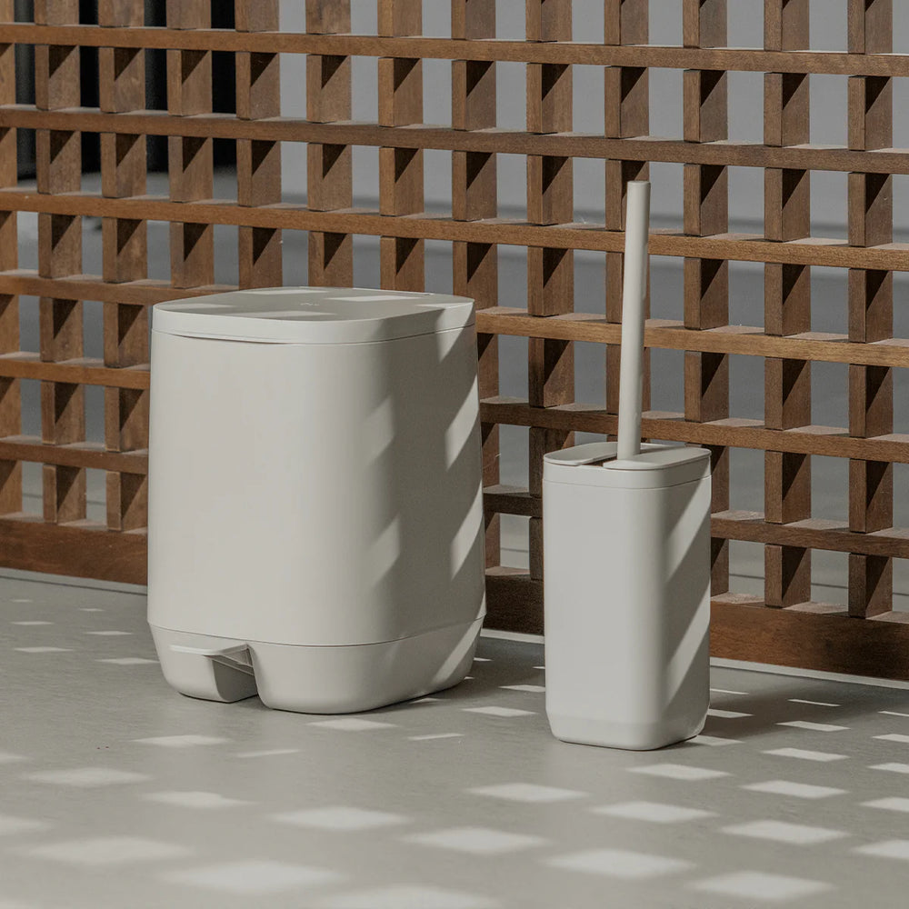 Cepillo inodoro Aura con Adhesivo Beige - Para Piso o Pared, Diseño Compacto y Sin Taladro