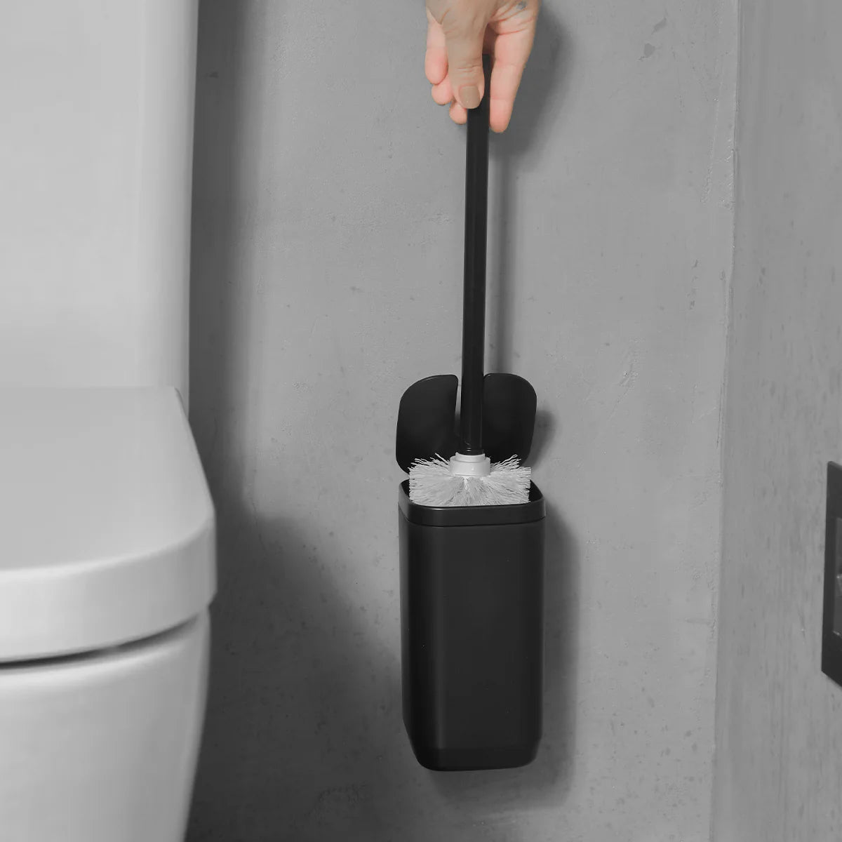 Cepillo inodoro Aura con Adhesivo Negro - Para Piso o Pared, Diseño Compacto y Sin Taladro