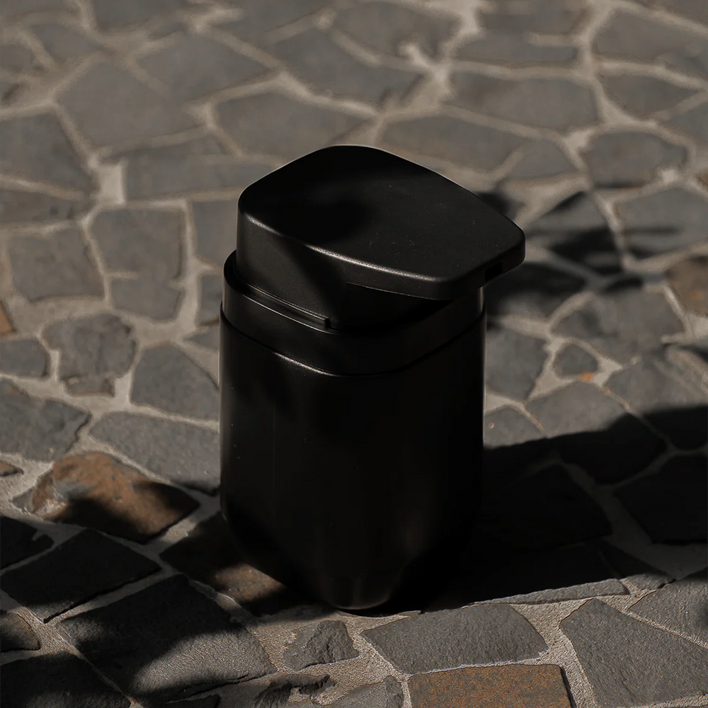 Dispensador de jabón líquido 380 ml Aura negro · diseño minimalista