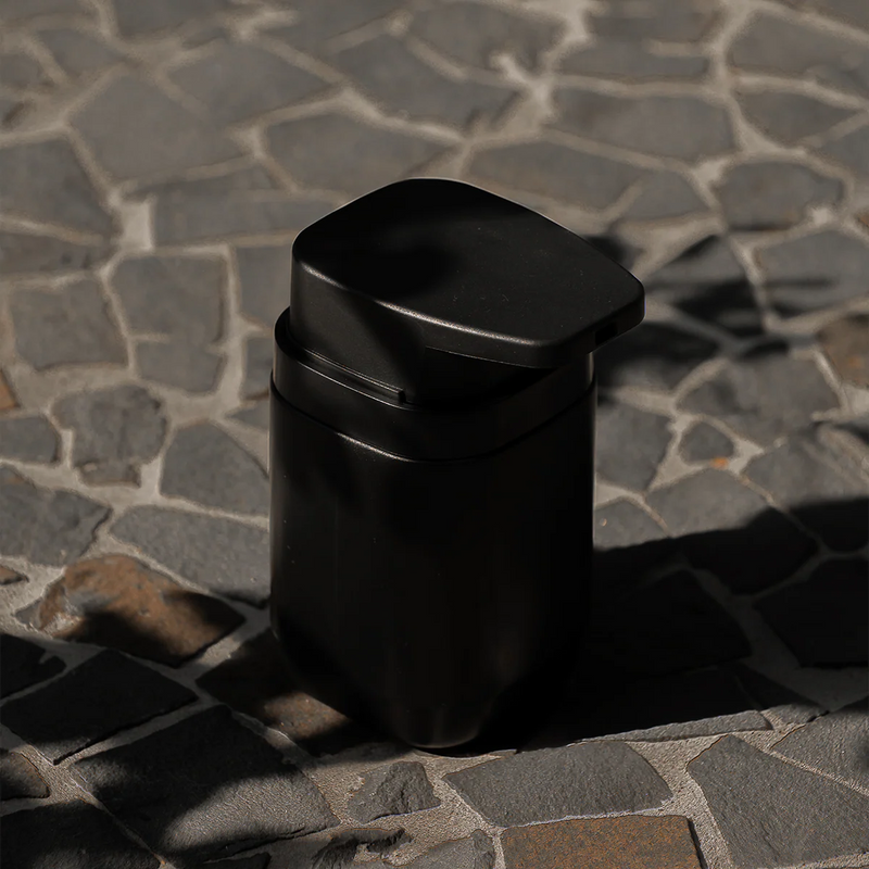 Dispensador de jabón líquido 380 ml Aura negro · diseño minimalista