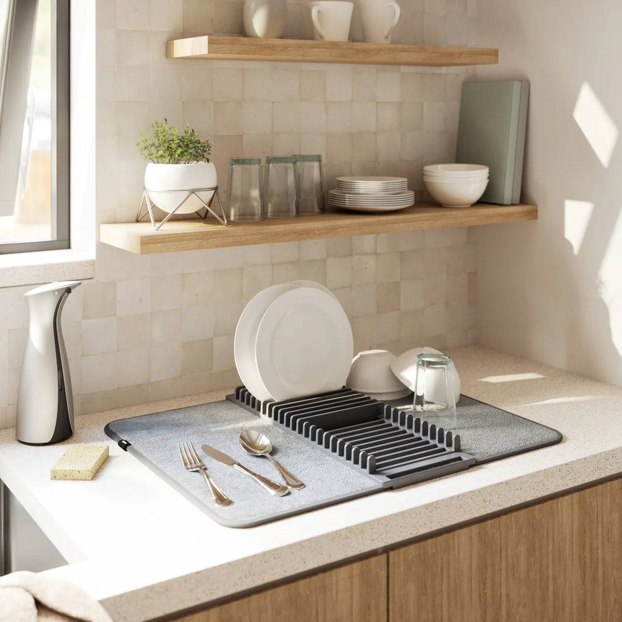 Escurridor de Platos Plegable Udry Gris – Con Mat de Microfibra y Rack Removible