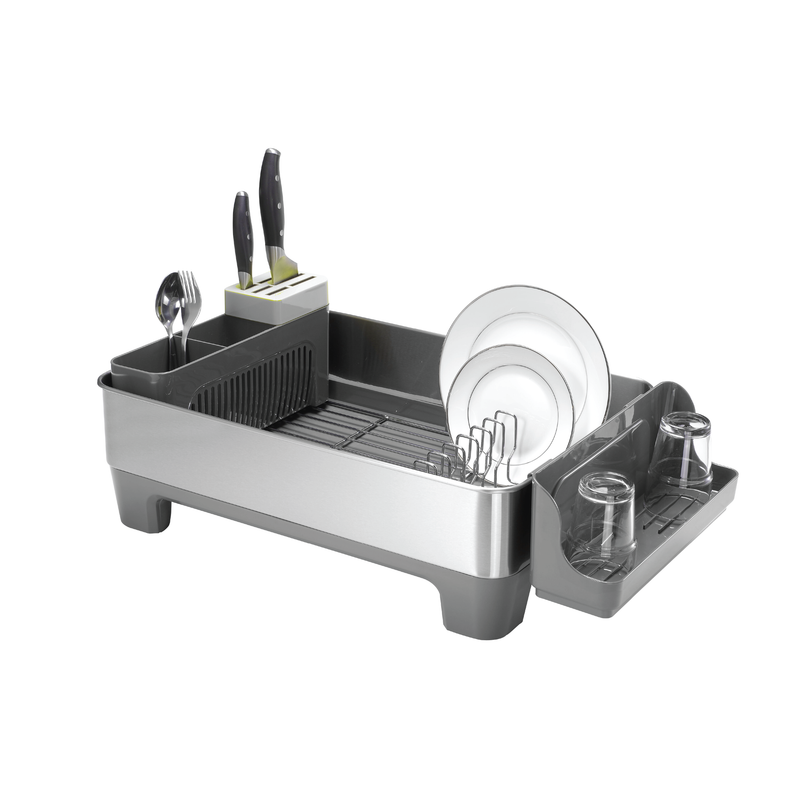 Escurridor de platos Regal de acero inoxidable plateado sobre encimera de cocina