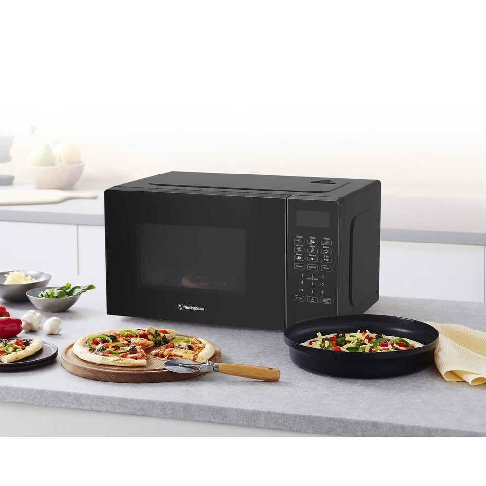 Horno microondas digital 20 litros negro · 700 W con 9 Menús Automáticos y Display LED