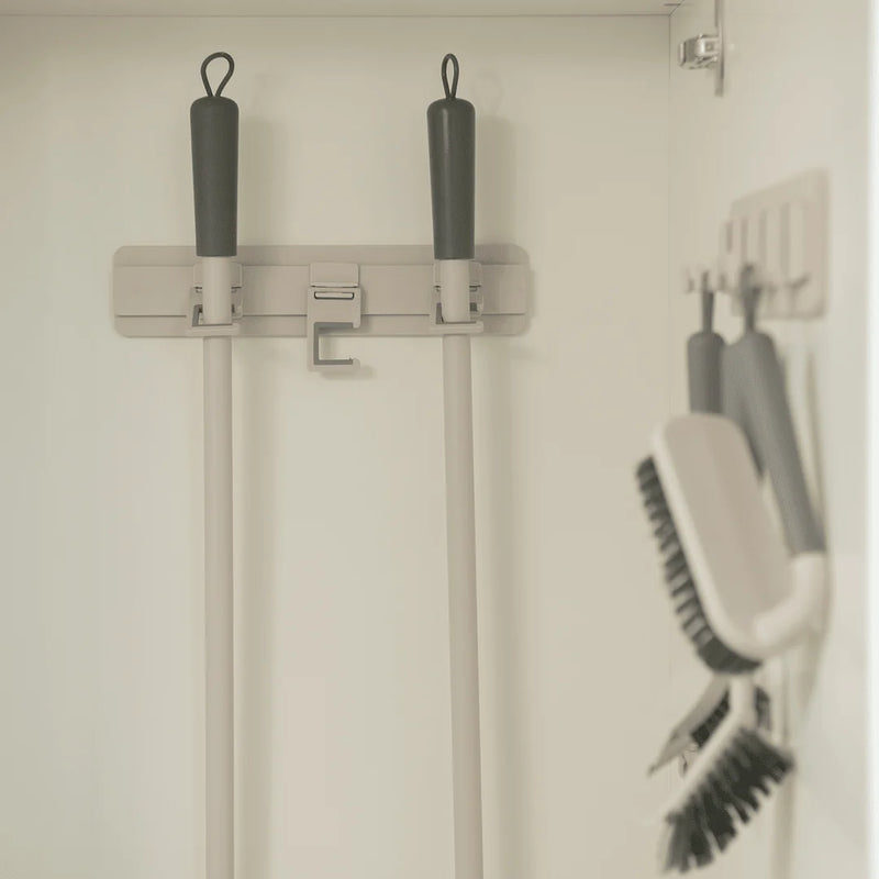Organizador de pared para escobas y trapeadores Flow con 3 ganchos beige OU