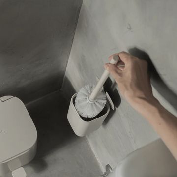 Cepillo inodoro Aura con Adhesivo Beige - Para Piso o Pared, Diseño Compacto y Sin Taladro