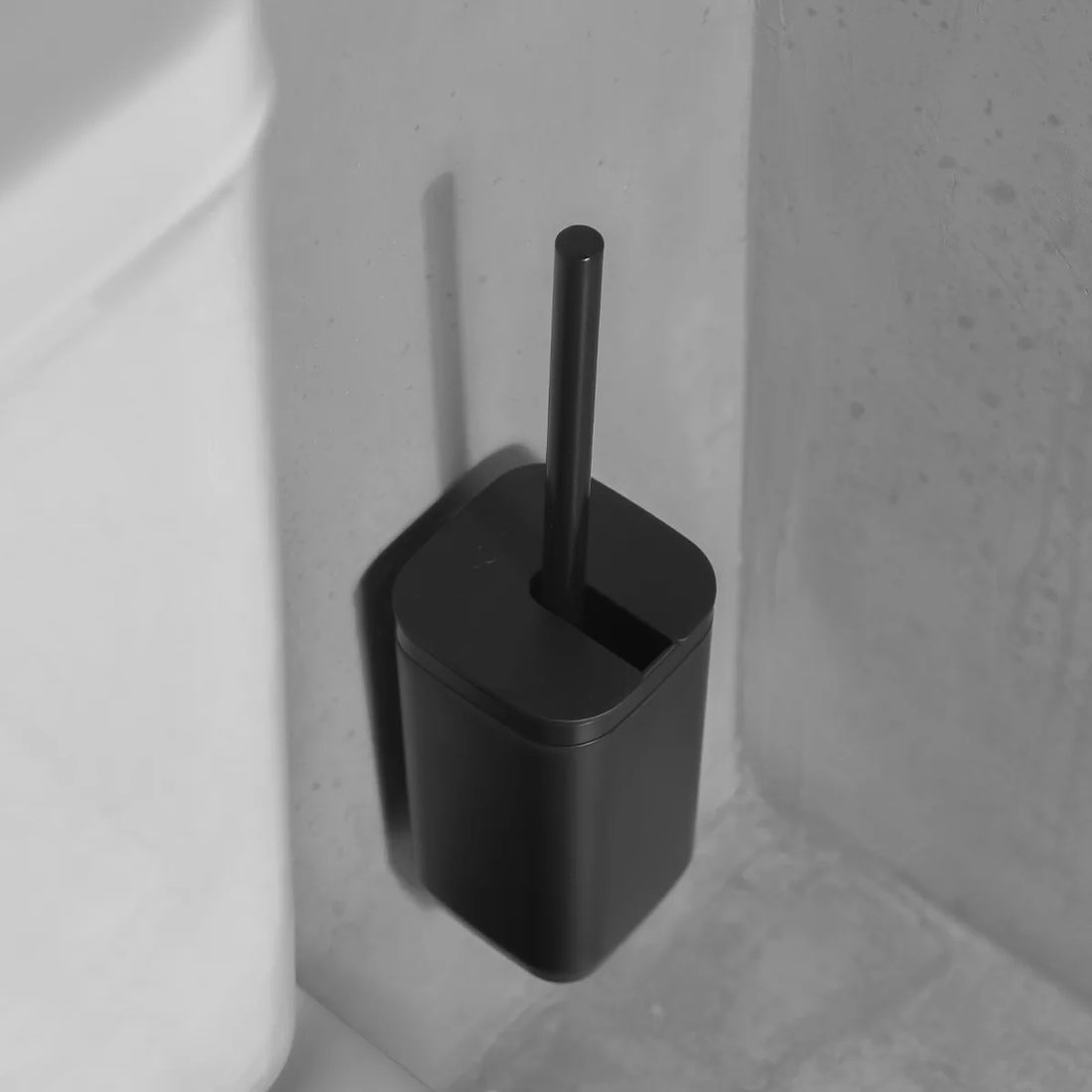 Cepillo inodoro Aura con Adhesivo Negro - Para Piso o Pared, Diseño Compacto y Sin Taladro