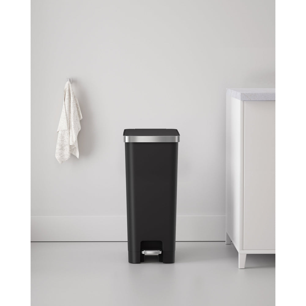 Ruedas traseras del tacho de basura para moverlo fácil