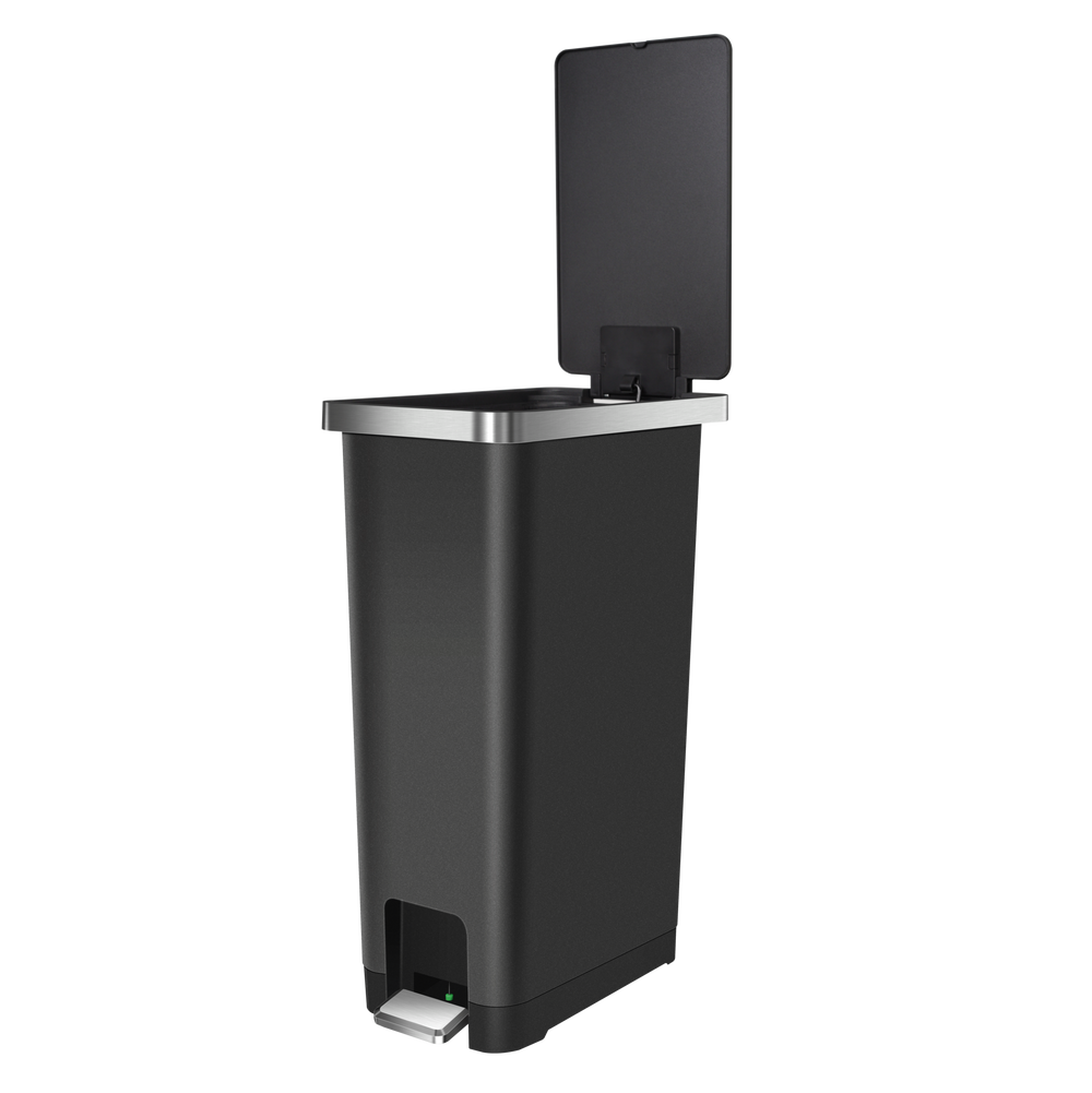 Borde metálico del tacho de basura con pedal negro