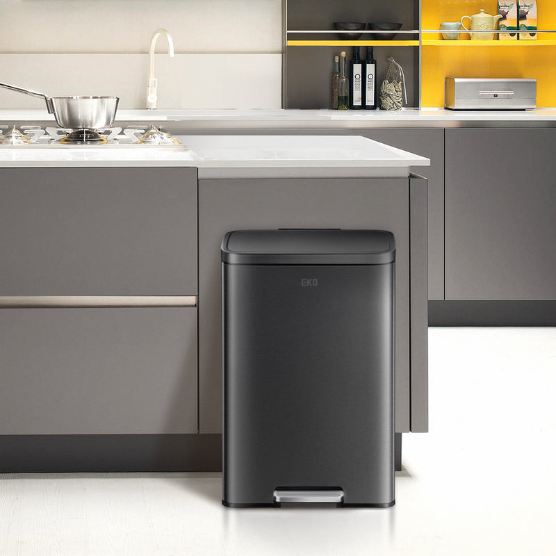 Tacho de basura con pedal Madison 50 L acero negro