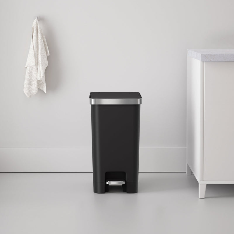 Tacho de basura pedal Hana Slim 15 L plástico negro · cierre suave y diseño compacto