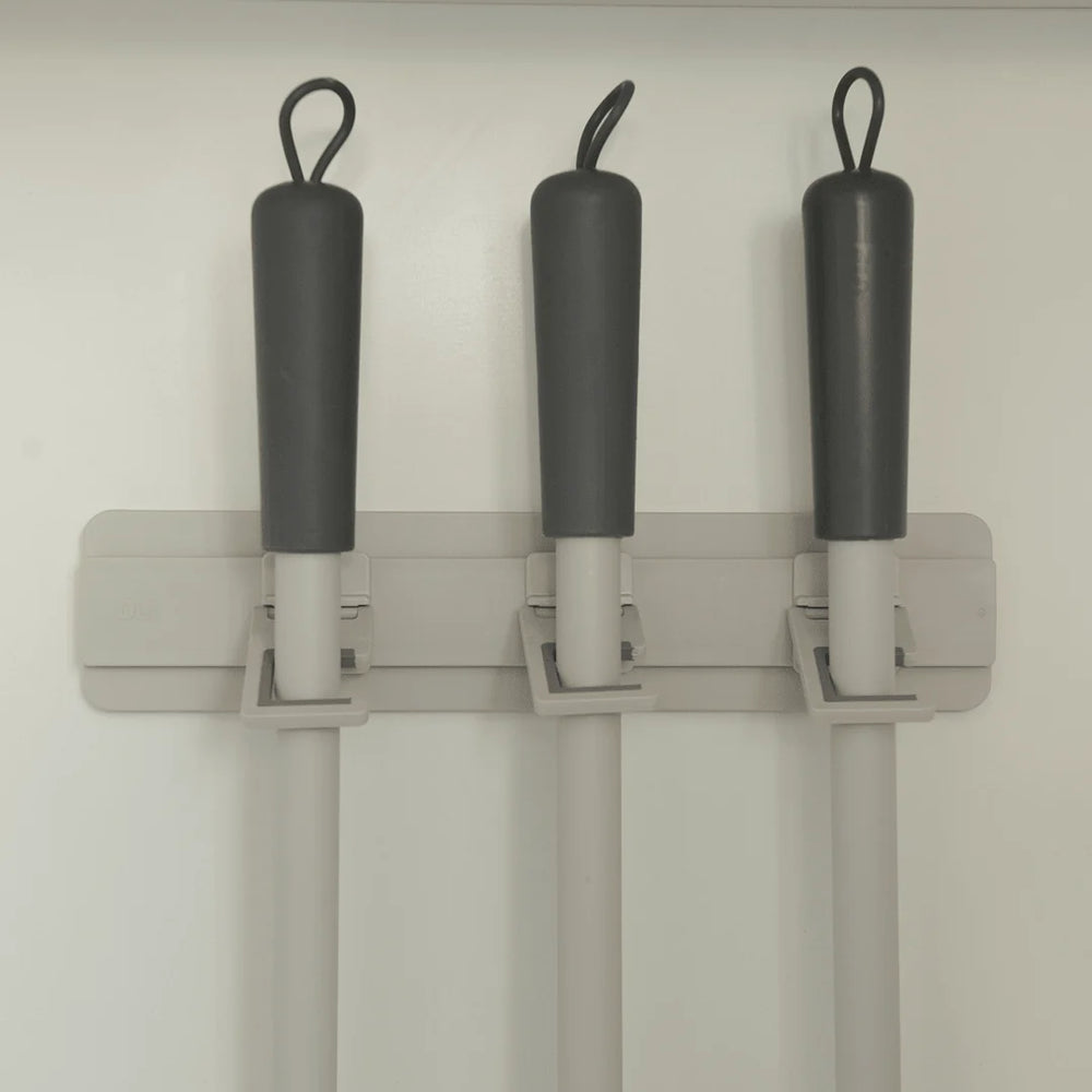 Organizador de pared para escobas y trapeadores Flow con 3 ganchos beige OU
