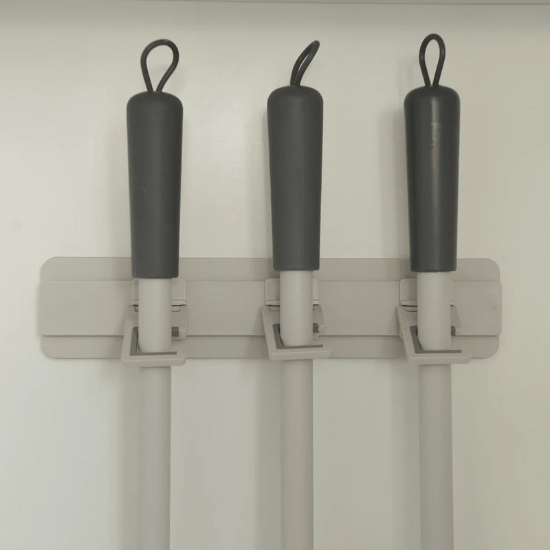 Organizador de pared para escobas y trapeadores Flow con 3 ganchos beige OU
