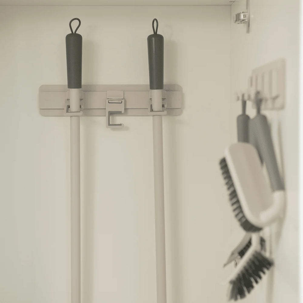 Organizador de pared para escobas y trapeadores Flow con 3 ganchos beige OU